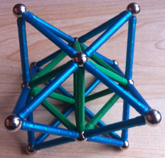 Hélice de tetraedros de volumen once organizada como un octaedro estrellado