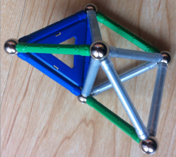 Seis bolas expandidas en la hélice de tetraedros